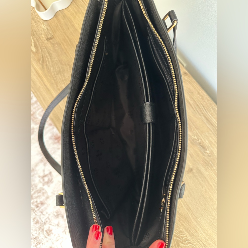 Tory Burch Black Tote / Shoulder bag / laptop holder inside! - Picture 5 of 7